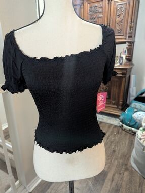 BNWT Smocked Black Puff Sleeve Women's Ctop Top.